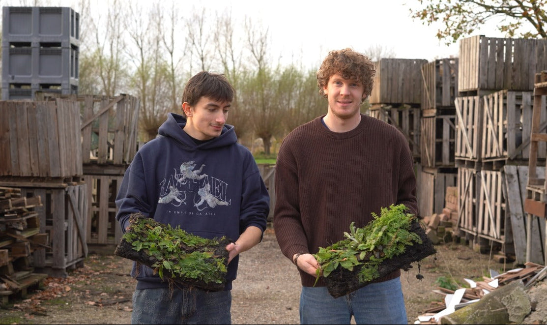 Oprichters The New Garden tonen het formaat van de kant-en-klare groene tegels en plantmatten op de loods
